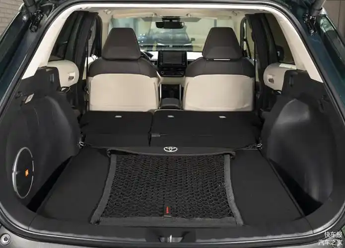 丰田卡罗拉cross后排空间