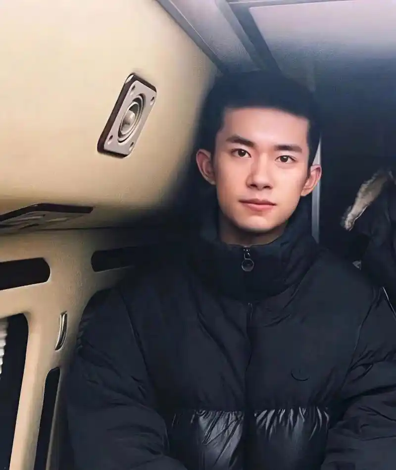 分享一张寸头帅哥照片 分享