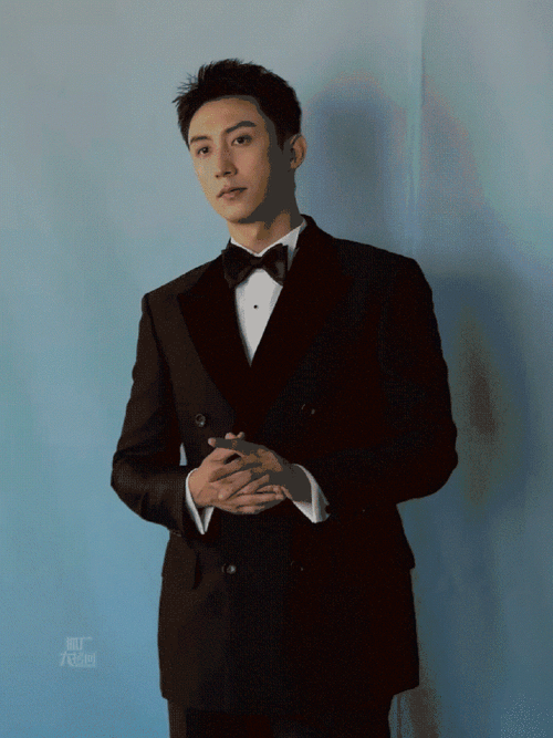 目前看到男明星造型的基本都是黑西装,帅哥们都不考虑亮色吗?