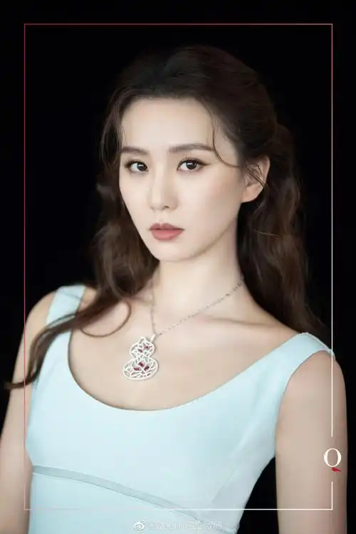 qeelin品牌代言人刘诗诗#佩戴#qeelinwulu系列#项链款款而来,今确份