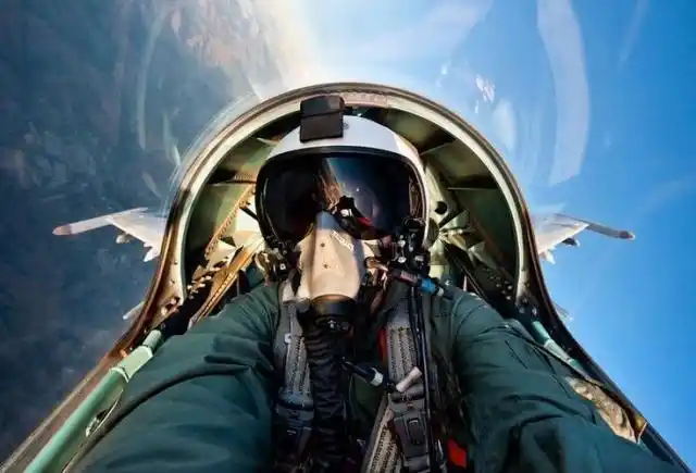 帅你一脸 战斗机飞行员自拍(组图)