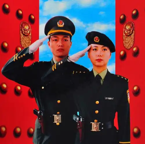 从95式警服开始,我国警察队伍彻底取消了领章,开始采用领花和肩章配合