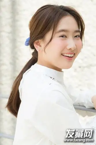 低马尾发型图片气质优雅迷人