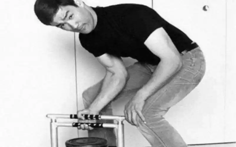 带大家看看李小龙练习前臂肌肉的方式是什么样的