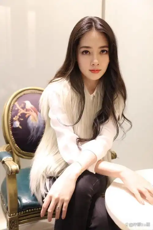 台湾女演员郭碧婷笑容甜美温暖温婉可人