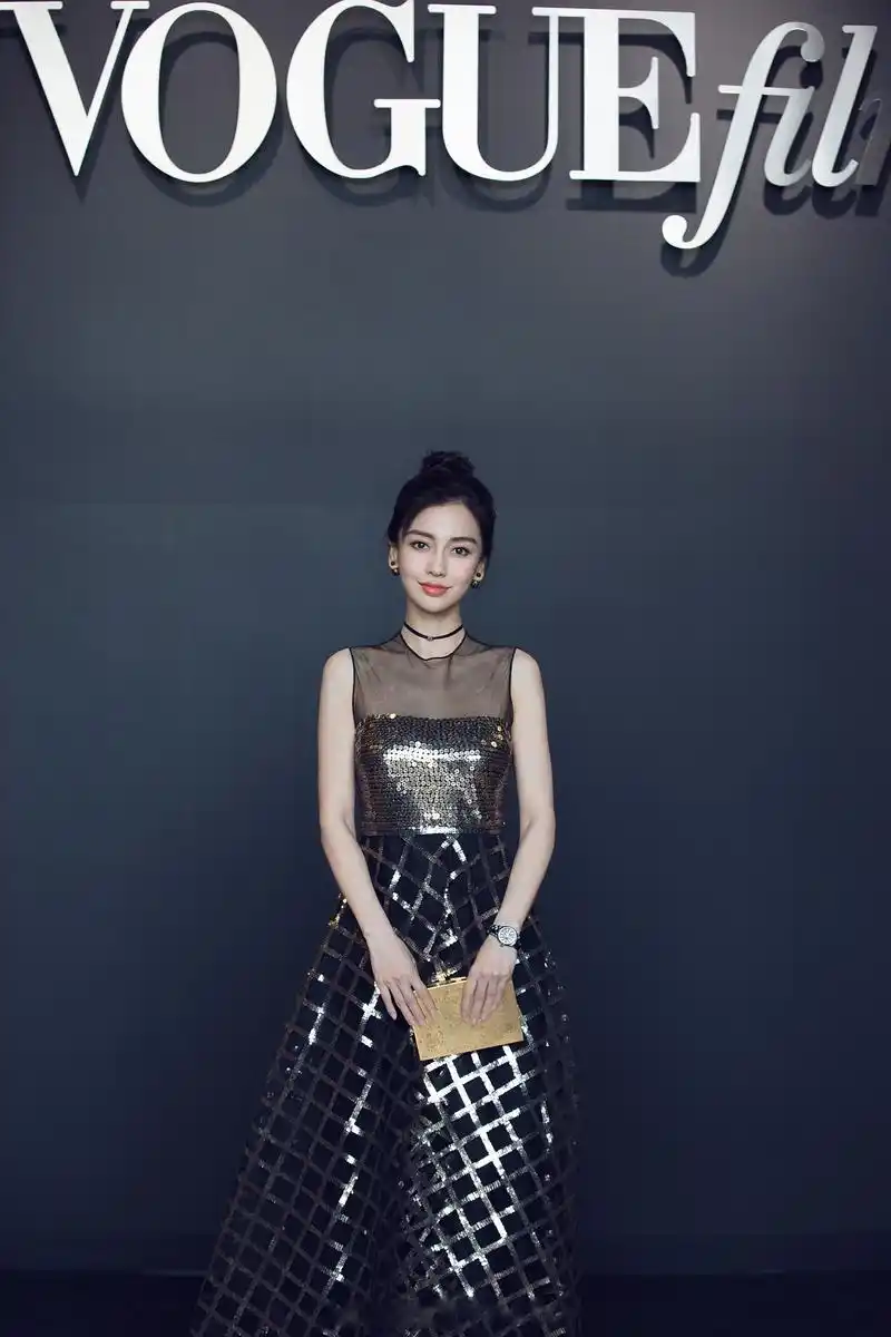 angelababy身着dior迪奥二零一八秋季亮片镂空礼裙亮相voguefilm红毯