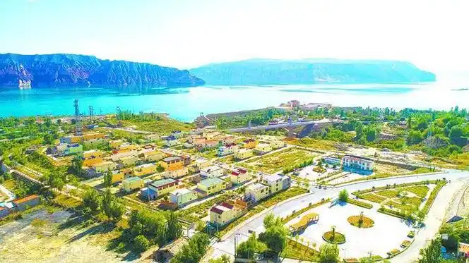 去龙羊峡小镇赴一场红色旅游