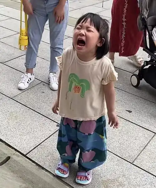 王祖蓝女儿化身小棉袄,因爸爸节目中摔倒崩溃大哭!引路人围观
