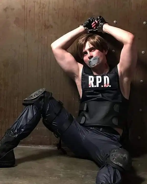 俄罗斯帅哥cos鬼泣5但丁大秀胸肌姿势帅气迷人