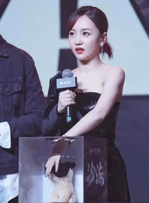 吴磊的平板撑,王凯的绅士手,这6位的分寸感,让多少男星脸红