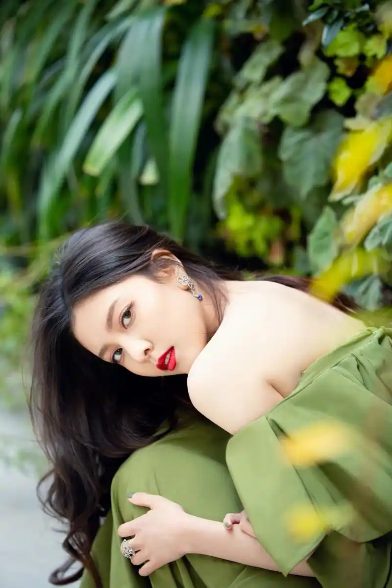 宋妍霏今日出席cosmo时尚盛典,一袭抹茶绿一字肩花苞裙优雅别致,修长