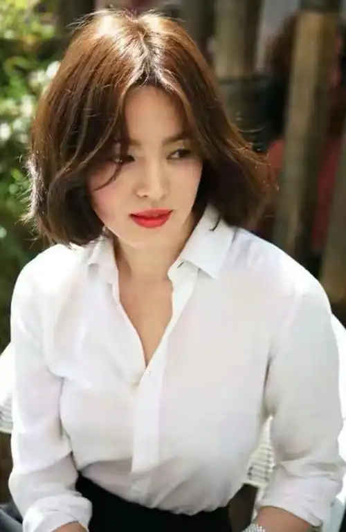 原创宋慧乔罕见换发型波浪卷配白衬衫优雅减龄气质都改变不少