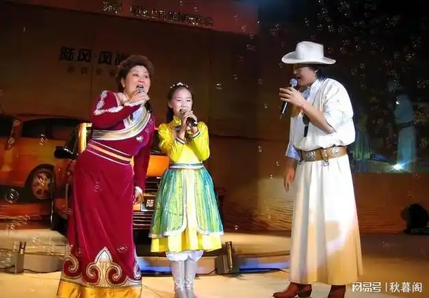 去世远嫁与义子相依18年前吉祥三宝组合现状令人感慨