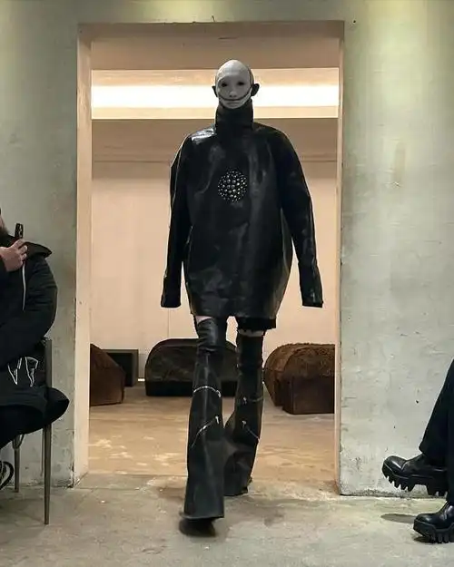 纽瓦一直以来对于前卫的敏锐捕捉,他通常被认是本时代最擅于宏大叙事