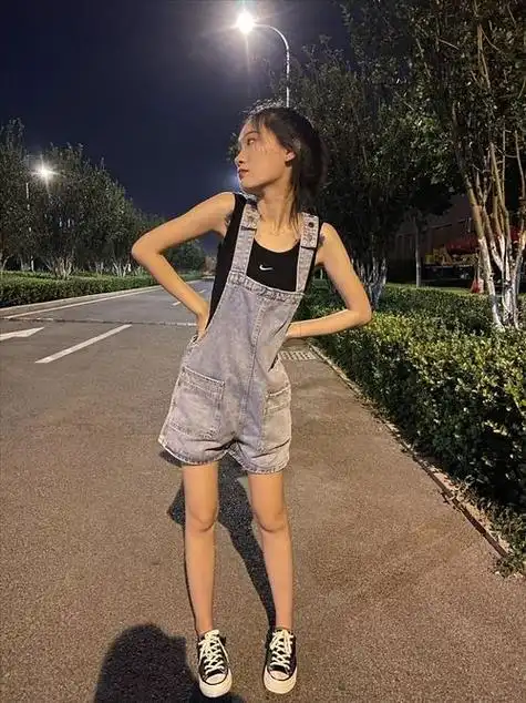 瘦瘦的女生礼物美妆品牌(瘦瘦的女孩子怎么穿搭)