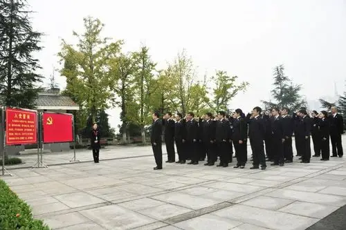 全体党员在党旗面前庄严宣誓.