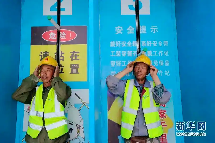 工道专题标示合格的安全帽为何工人仍不放心