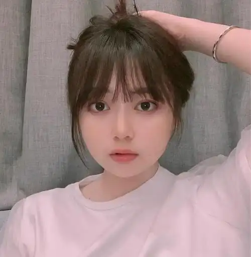 适合圆脸的发型,lisa同款初恋头清纯,空气感丸子头自带瘦脸