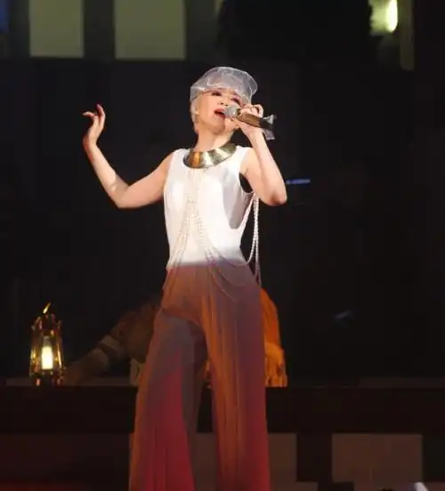 57岁陈慧娴近照曝光,素颜下一脸冻龄,五官轮廓气质依旧