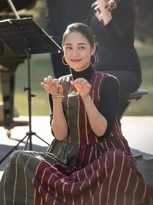 气质在穿搭之前周韵的新出行侧拍