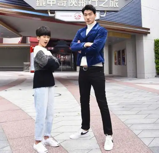 天天和张亮站在一起,感觉是哥哥带着弟弟,身高毫无违和感!
