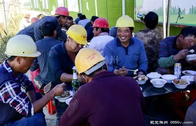 自家经营小食堂的个体者.在工地附近解决很多农民工吃饭问题.