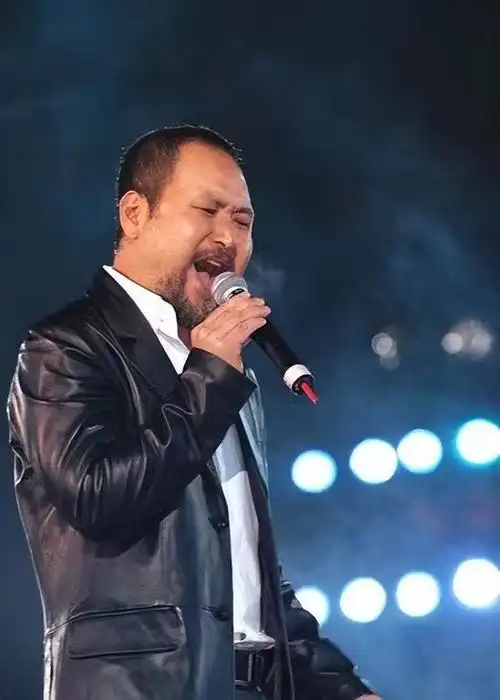 张镐哲比张韵涵大上几岁,可以说是她的前辈,而这个男人也是张韵涵同