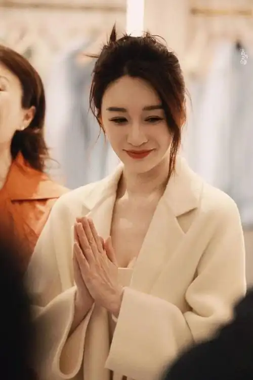 47岁李小冉穿出白到发光的惊艳效果