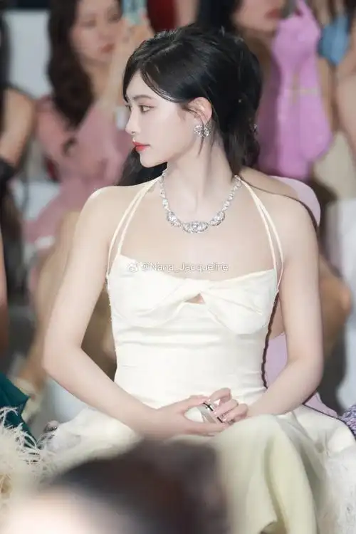 歌手,演员@许佳琪kiki身着nana jacqueline 2024春夏系列《giardino