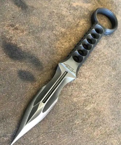 该匕首的造型上跟飞镖非常酷似,刀刃上设计上几个不规则的血槽,战斗时