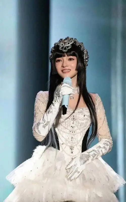 突发!演唱现场张韶涵疑身体不适,观众闻到臭味,本人回应引关注