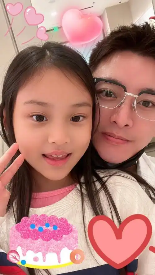 小甜馨迎10岁生日,跷二郎腿躺沙发撸狗,与贾乃亮长相似饼印-腾讯新闻