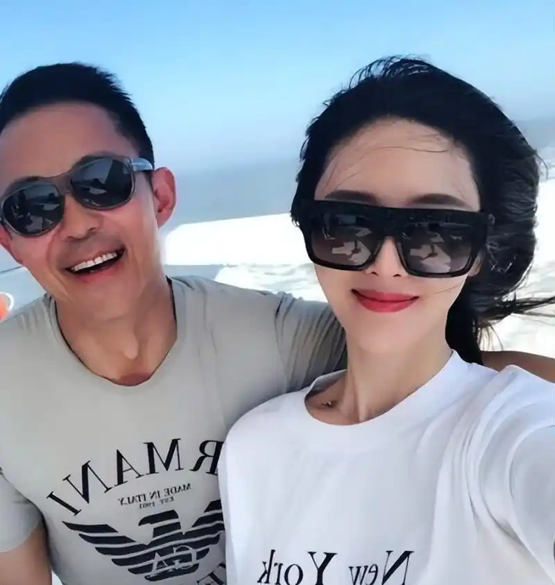 老戏骨侯勇三婚老婆真年轻!穿一身白色青春靓丽,夫妻同框像父女插图1