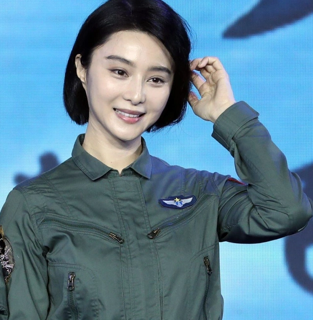 短发的范爷穿上军装女人味十足