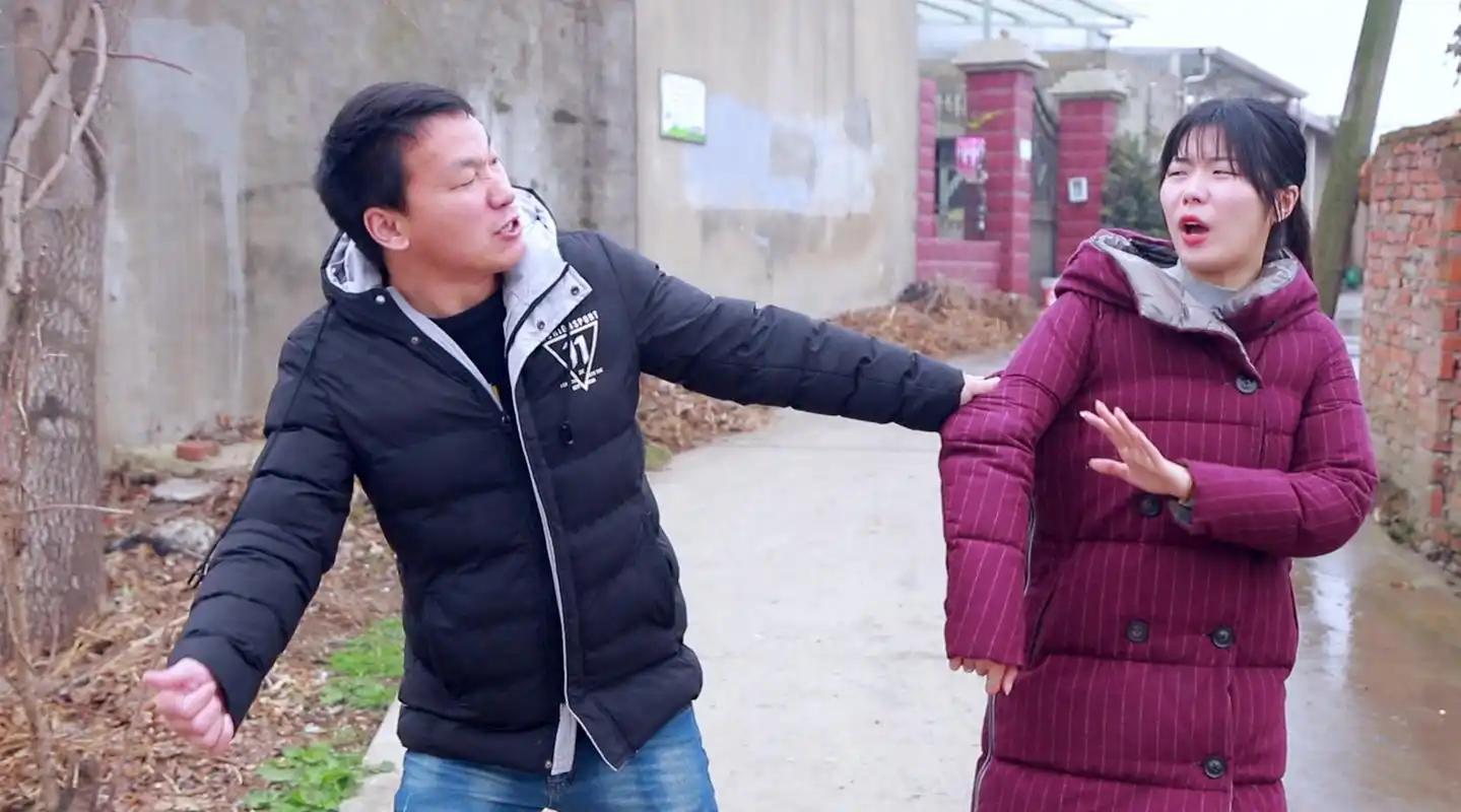 老婆每个月赚7000块,每月给家里打6000,儿子800块的学费交不起