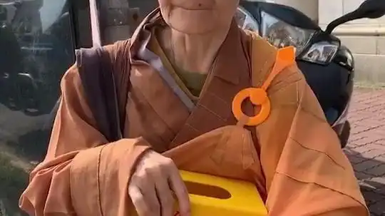 台湾街头的假尼姑到处骗钱,被揭露后还挺凶!