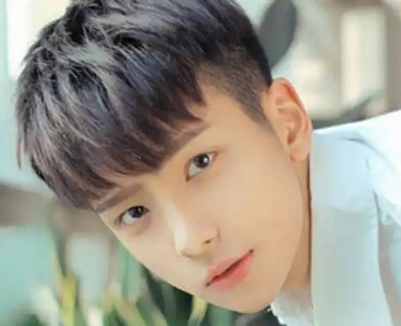 这3款男生发型既清爽又帅气_刘海_脸型_文艺