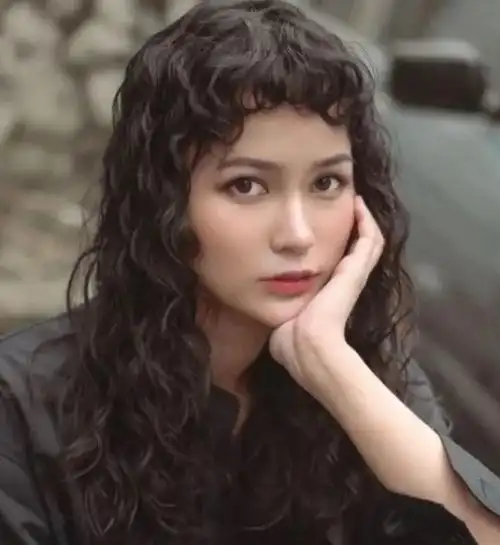 头发少适合什么发型 小卷烫时髦又显发量_女生烫发 - 美发站