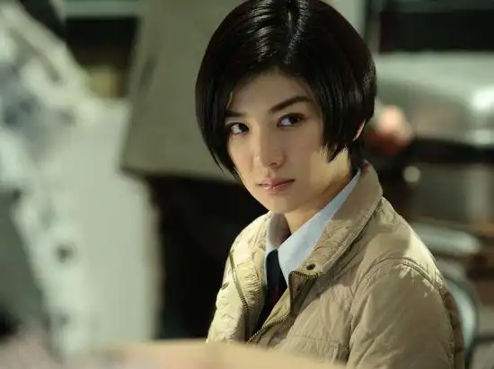 黄奕《毒战》挑战女警 剪短发秀内衣