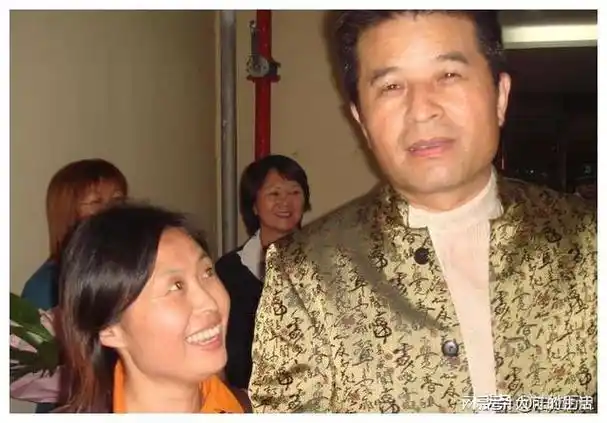 并不只是毕福剑对家庭的疏忽,而是因为他出轨了歌手周彦宏