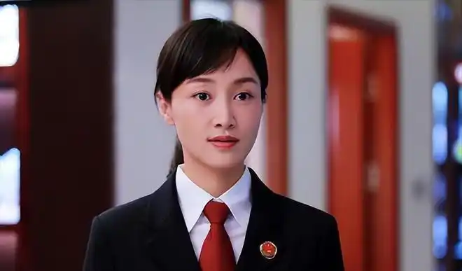 赵子琪24岁主持春晚35岁嫁二婚富豪46岁一家三口生活幸福