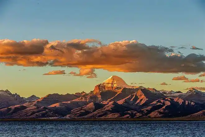冈仁波齐更是罕见的四教圣地,被印度教,藏传佛教,苯教,耆那教四大宗教