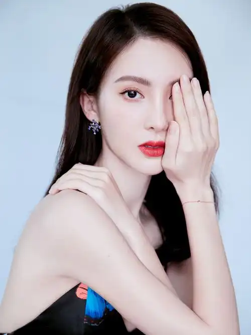 金晨终于放开了穿印花吊带长裙美背吸睛