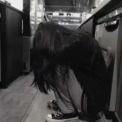 超丧女模糊头像朦胧不清压抑颓废女头像