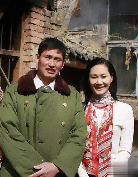 大衣哥老婆又炫富金戒指一次戴两个曾自曝给她10万压岁钱