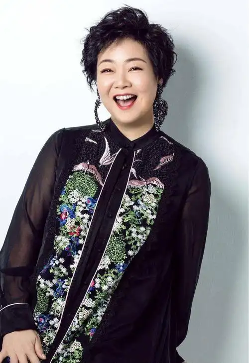 身材发福的中年女人,该穿修身还是宽松?