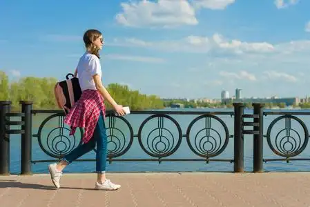 步行的女孩图片