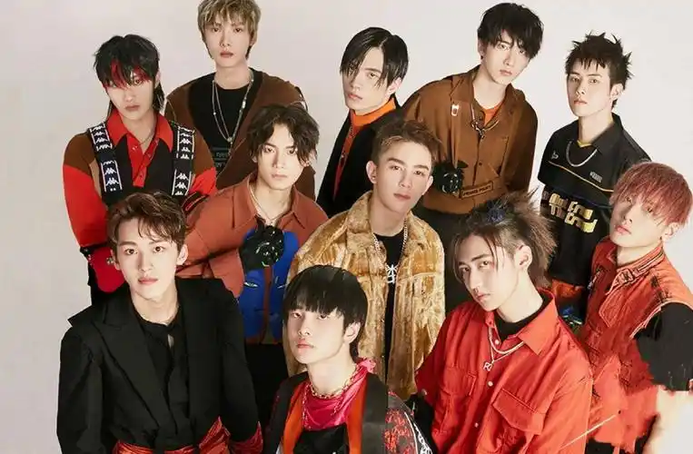 r1se成恋爱天团?任豪道歉后,夏之光被拍当街拥抱美女疑热恋