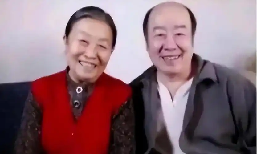 张慧宝依旧住在那个40平的小屋,他说:"这是她生前最喜欢的地方,住在