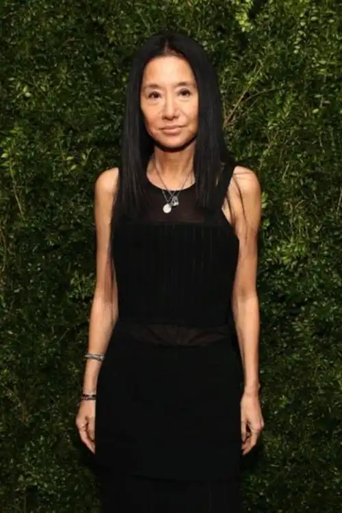 她被誉为婚纱女王,71岁还有马甲线和美腿,盘点王薇薇的成名之路